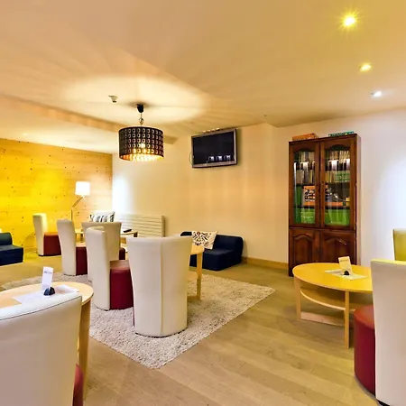 Hotel La Croix De Savoie & 4*
